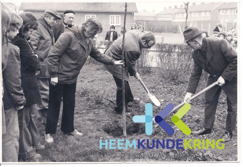 1970 Boomplantdag Spijk vlnr. enkele schoolkinderen- A. Grob- H.Nieling- zr. Voskuilen hvd school- burg. Hendriks- J. Jansen. Coll